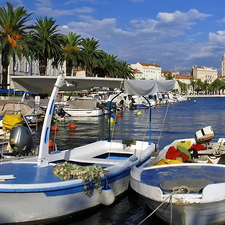 Apartment Aspalathos Centar - Center, A Few Minutes' Walking Distance To The Unesco Palace, Parking Lot In Front Of The