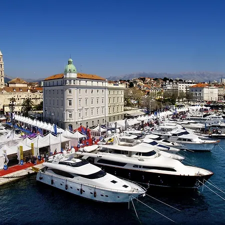 Apartment Aspalathos Centar - Center, A Few Minutes' Walking Distance To The Unesco Palace, Parking Lot In Front Of The